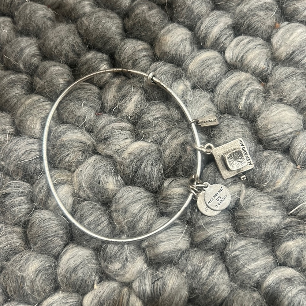 Alex and Ani
Women's Graduation Cap Charm‎ 2017 Bangle Bracelet